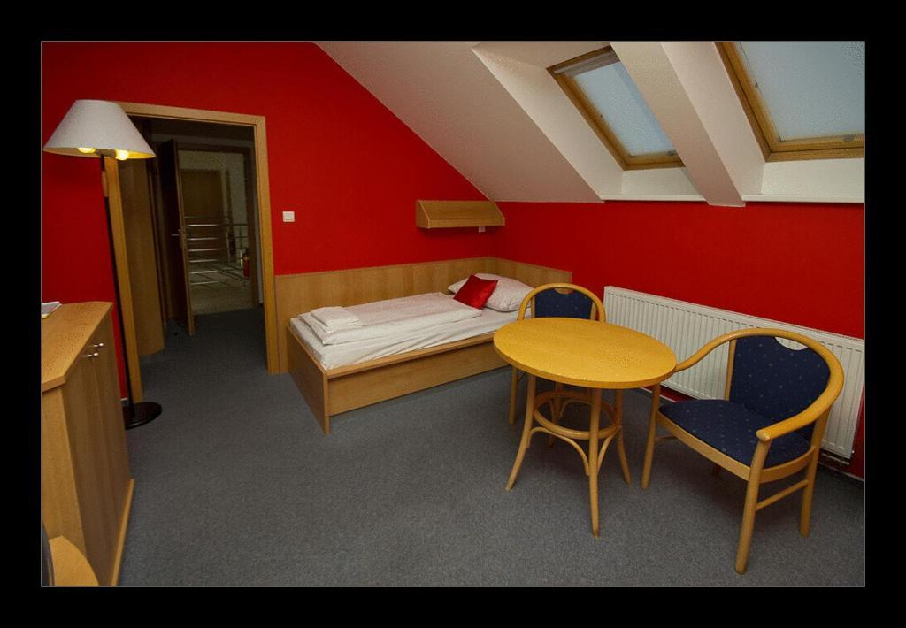 Hotel Imos Břeclav Стая снимка
